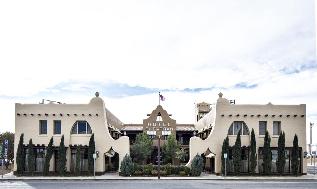 uma representação da frente de um edifício em Hotel El Capitan em Van Horn