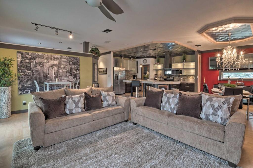 Posezení v ubytování Luxury Apartment Walk to Bus and 1 Mi to Downtown!