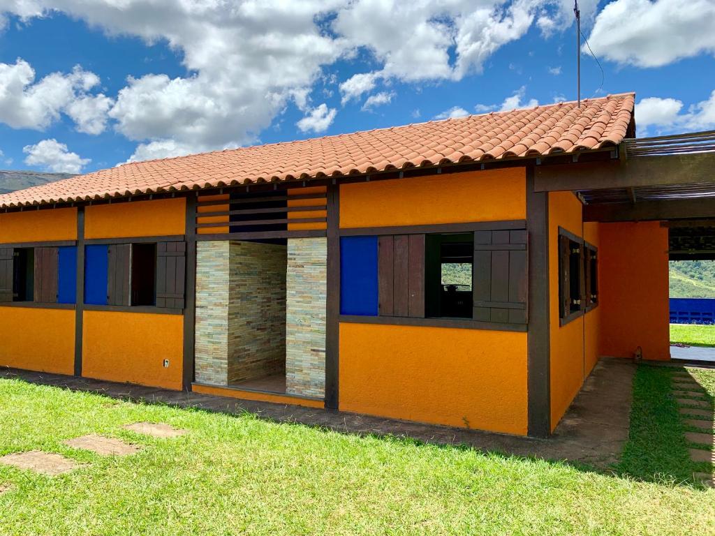 伊塔比拉Estâncias da Serra dos Alves的一座橙色的小房子