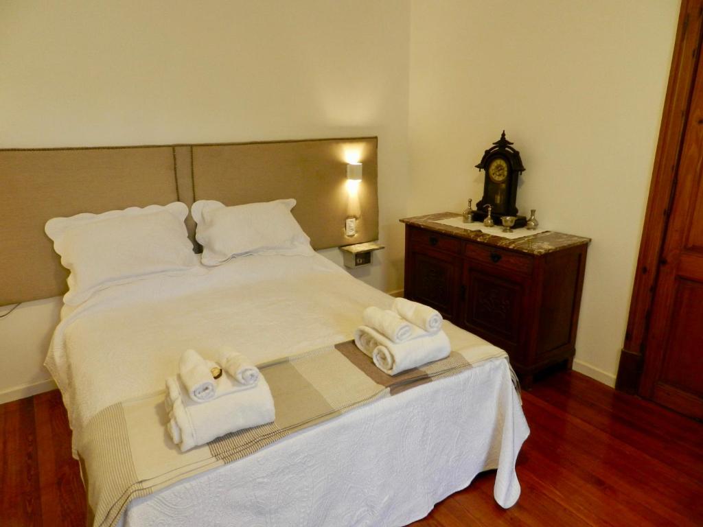 1 dormitorio con 1 cama con 2 toallas en B&B Polo en Buenos Aires