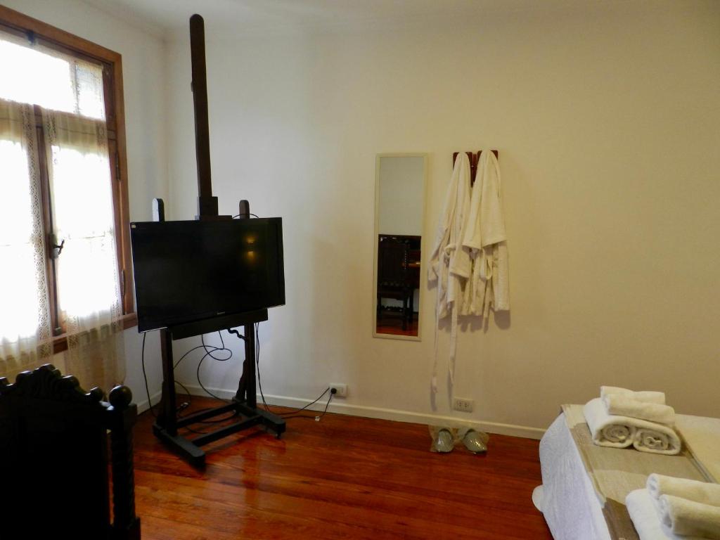 Una televisión o centro de entretenimiento en B&B Polo