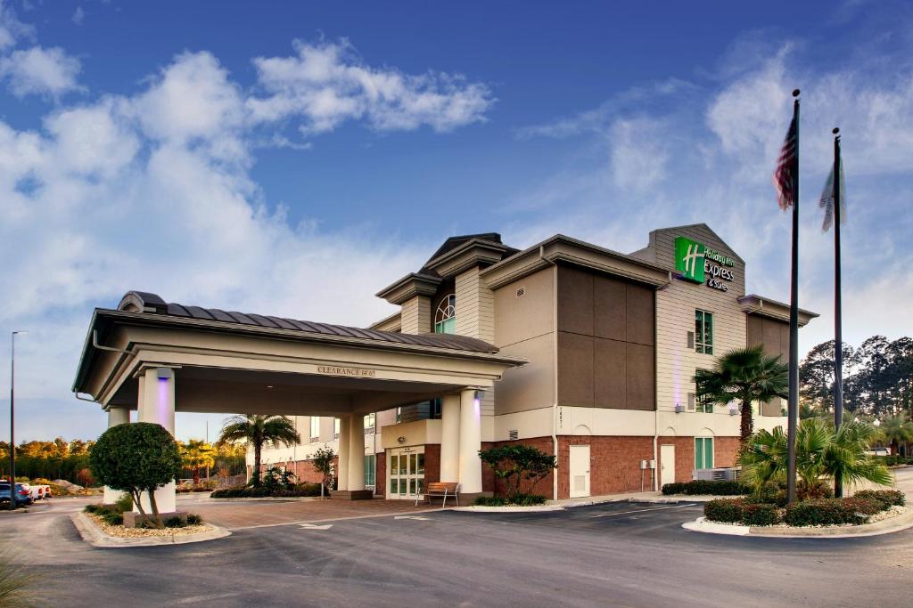 un hotel con un cartel en la parte delantera en Holiday Inn Express Hotel & Suites Jacksonville North-Fernandina, an IHG Hotel en Yulee