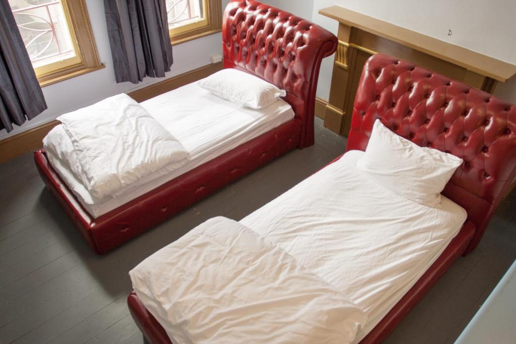 Postel nebo postele na pokoji v ubytování Backpackers Imperial Hotel