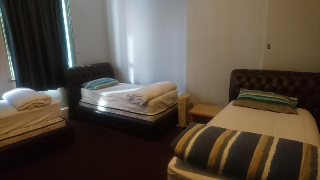 Postel nebo postele na pokoji v ubytování Backpackers Imperial Hotel