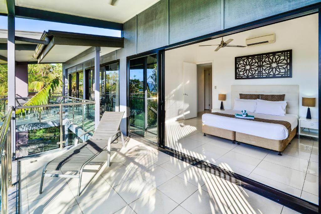 Postel nebo postele na pokoji v ubytování Pinnacle Apartments on Hamilton Island by HIHA