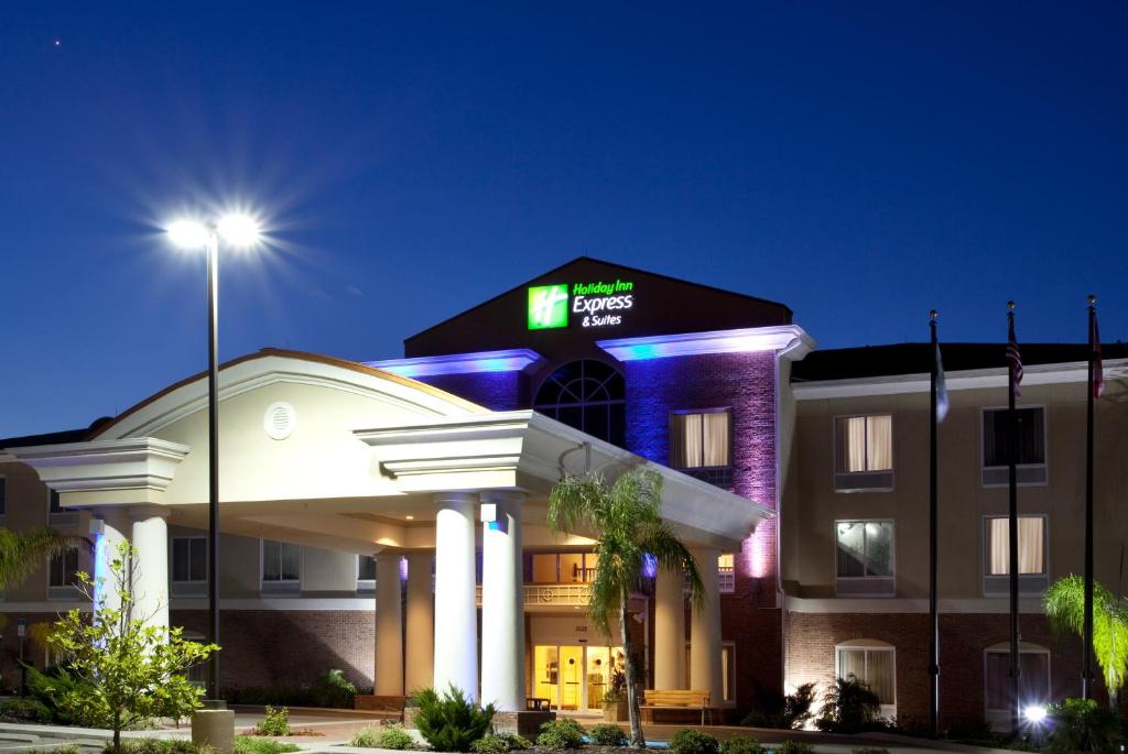 un hotel con un cartel en la parte delantera en Holiday Inn Express - Spring Hill FLORIDA, an IHG Hotel, en Spring Hill