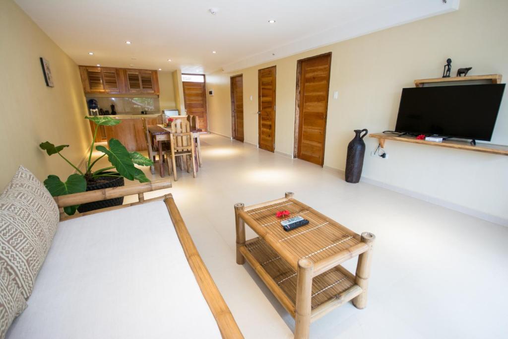 TV a/nebo společenská místnost v ubytování Boracay Amor Apartment