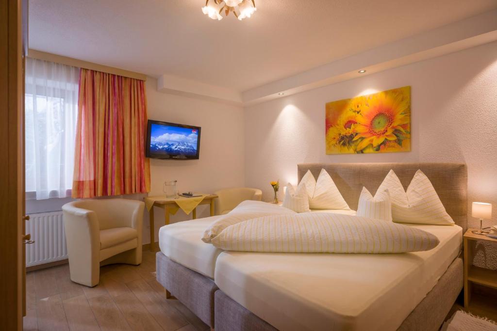 Postel nebo postele na pokoji v ubytování Hotel Theresia Garni