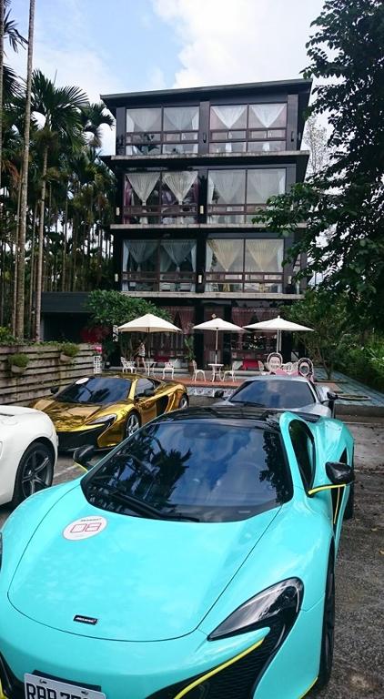 a blue sports car parked in front of a building at Full House Homestay in Yuchi