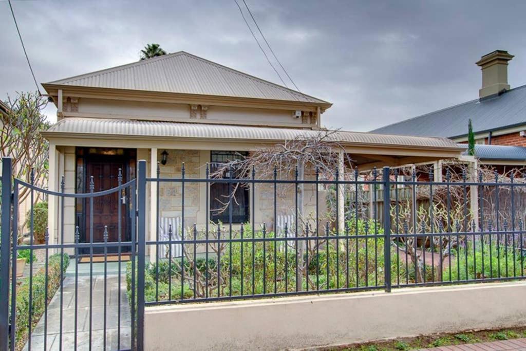 Adelaide close CBD Large Private Studio Apartment in St Peters - Housity