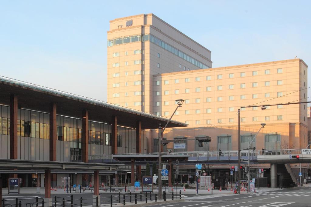 un grand bâtiment en face d'une rue dans l'établissement Hotel Metropolitan Nagano, à Nagano