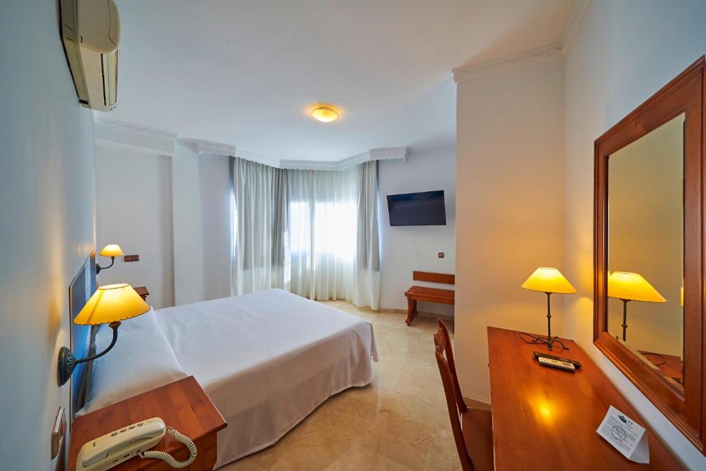 Postel nebo postele na pokoji v ubytování Hotel Bajamar Centro