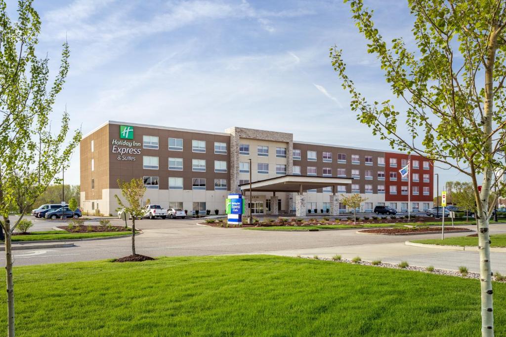 uma representação de um edifício hospitalar com um parque de estacionamento em Holiday Inn Express & Suites Hammond, an IHG Hotel em Hammond