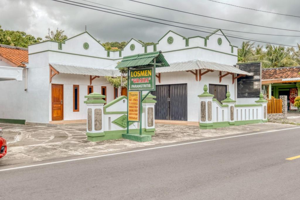 una casa a un lado de la carretera en RedDoorz near Wisata Pantai Parangtritis, en Kretek