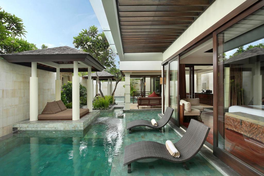 Bazén v ubytování The Seminyak Beach Resort & Spa nebo v jeho okolí