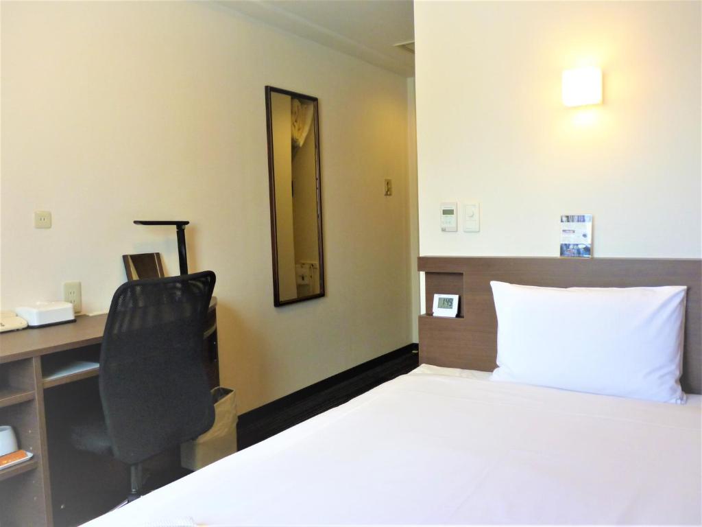 Postel nebo postele na pokoji v ubytování Smile Hotel Mito