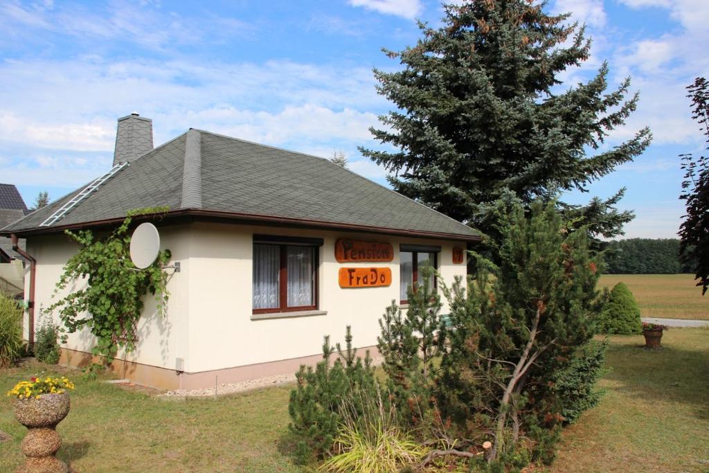 a small house with a sign that says taco at Ferienhaus Frado in Briesen