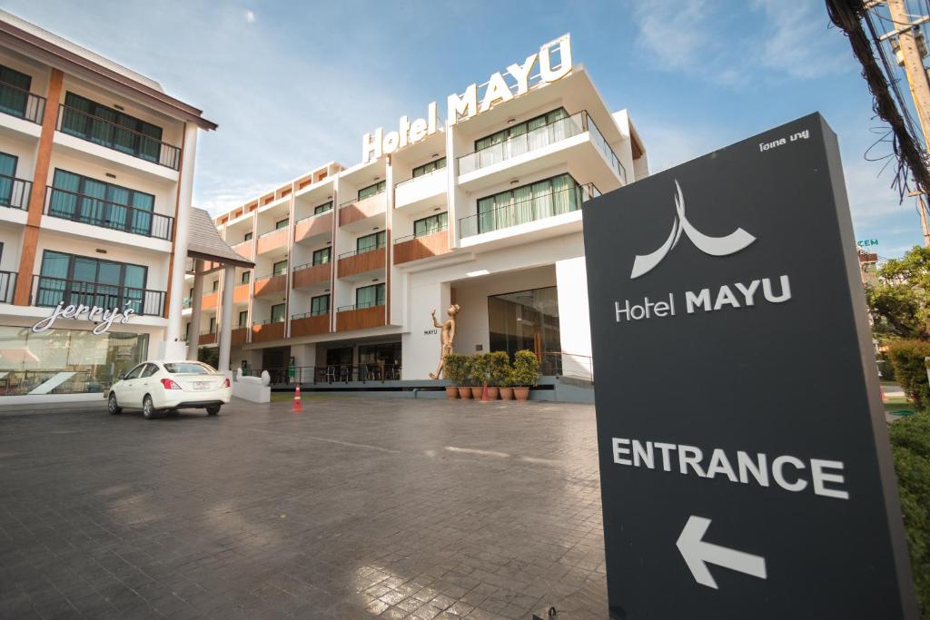 Hotel MAYU Chiang Mai في شيانغ ماي: علامة mayv في الفندق أمام المبنى