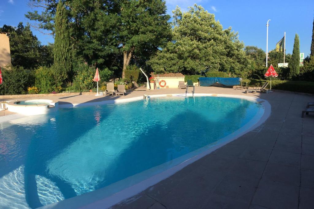 una gran piscina de agua azul en Hotel Les Chênes, en Sisteron