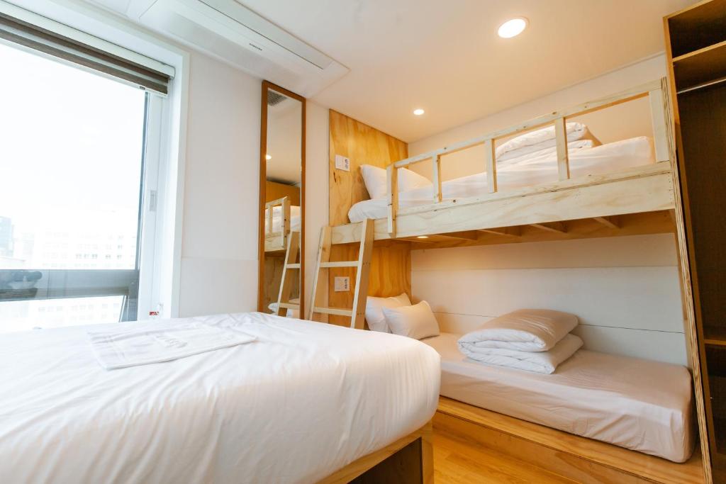 Postel nebo postele na pokoji v ubytování Seoulite Inn Myeongdong Formerly - Step Inn Myeongdong 2