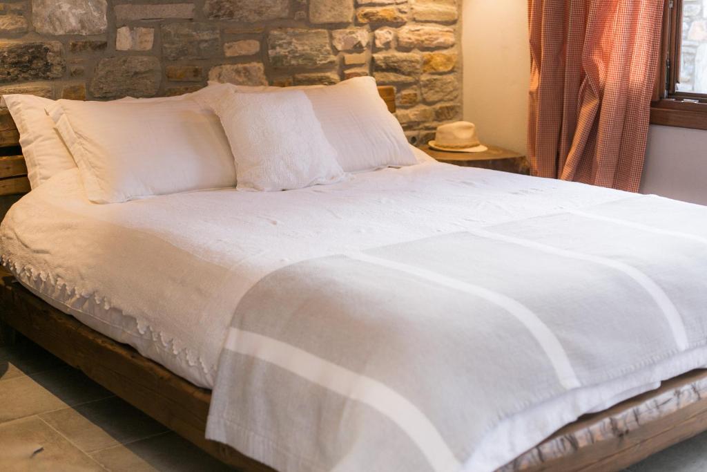 Postel nebo postele na pokoji v ubytování Karaiskos Agritourism Farm
