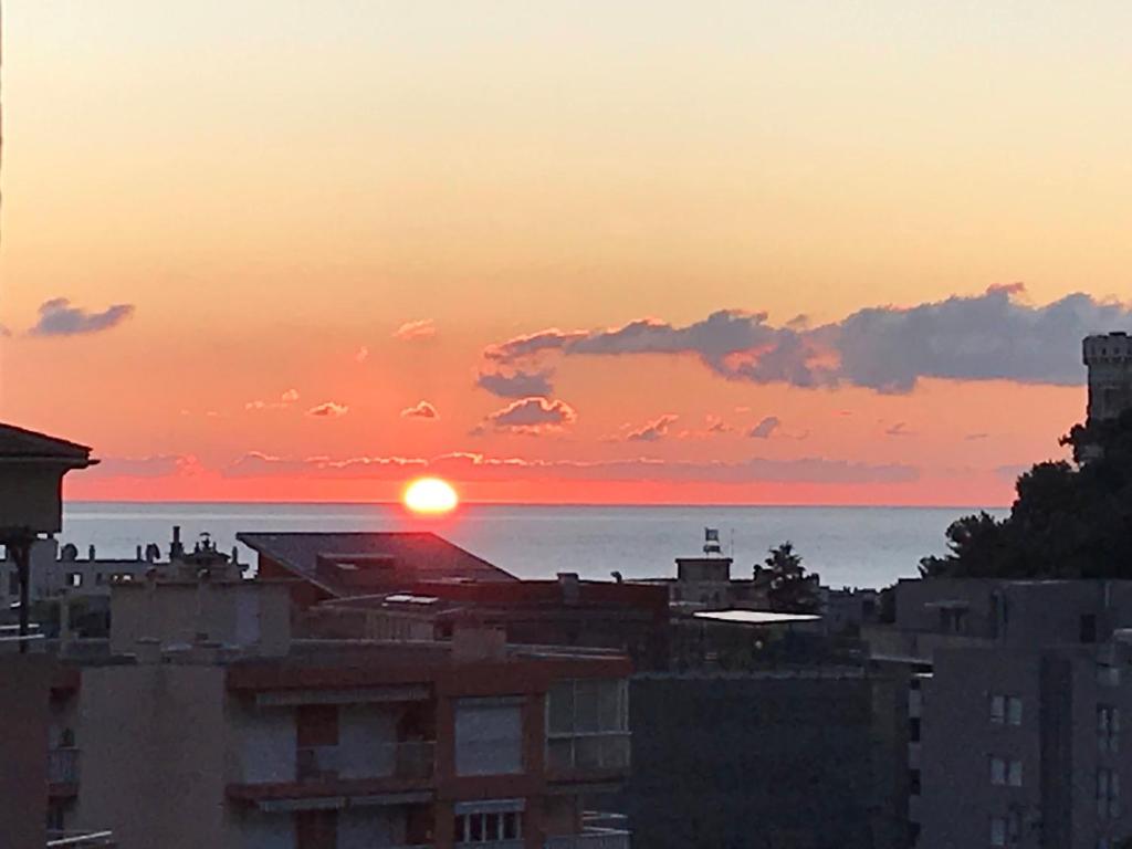 - une vue sur l'océan depuis la ville dans l'établissement Sun&Sea Terrace Two-Bedroom Apartment, à Roquebrune-Cap-Martin