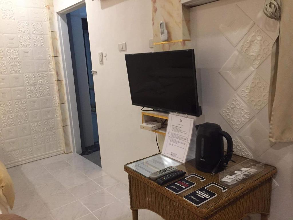 TV a/nebo společenská místnost v ubytování Monallan Boracay Hotel