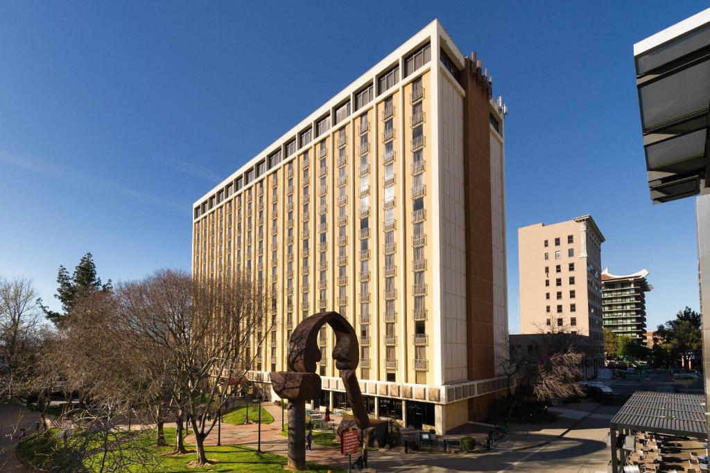 duży budynek z pomnikiem przed nim w obiekcie Holiday Inn Sacramento Downtown-Arena, an IHG Hotel w mieście Sacramento