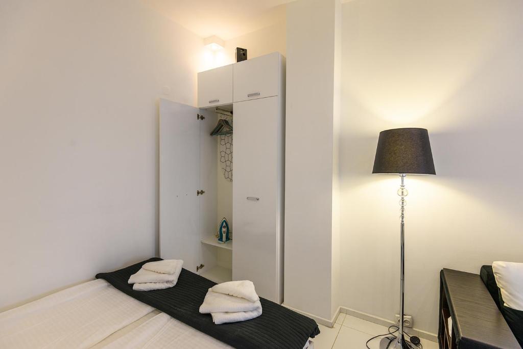 Postel nebo postele na pokoji v ubytování Zero-Waste Studio Apartment in Central Sofia