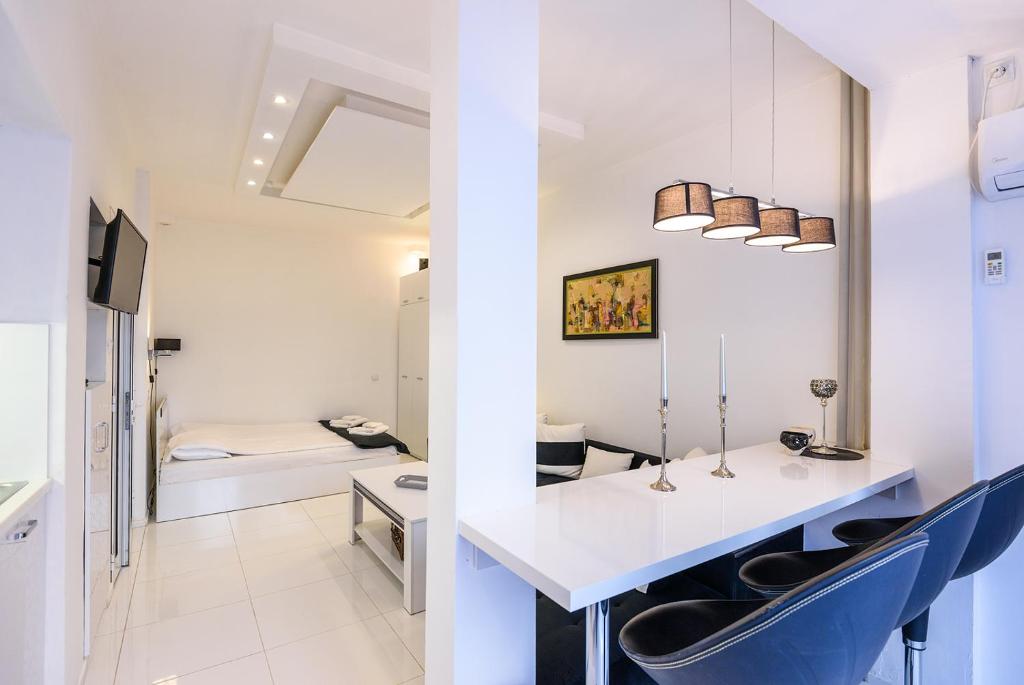 Postel nebo postele na pokoji v ubytování Zero-Waste Studio Apartment in Central Sofia