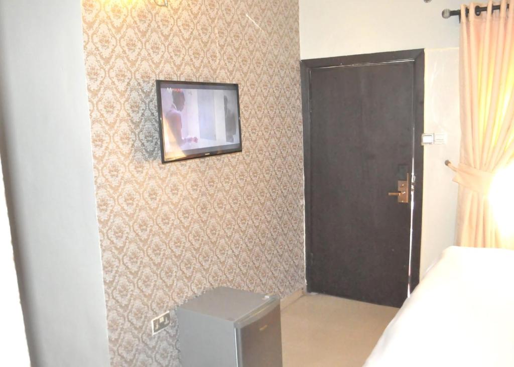 TV a/nebo společenská místnost v ubytování Triple Tee Hotel