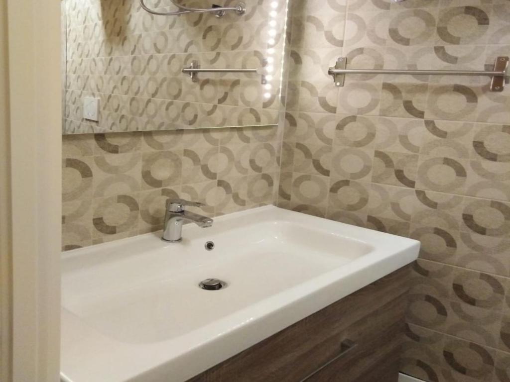 un bagno con un lavandino bianco e uno specchio di Sant'Onofrio apartment a Bari