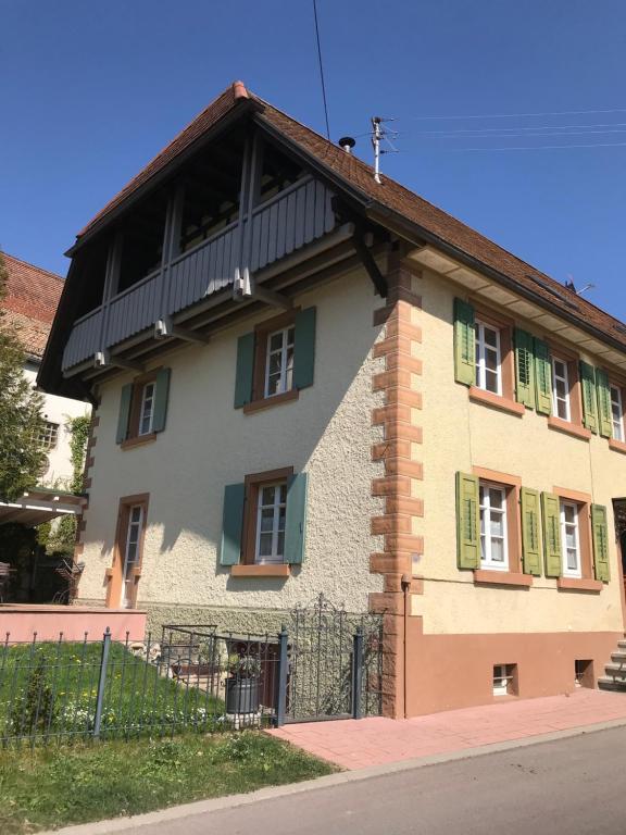 a house with green shutters at Malermeisterhaus in Stühlingen