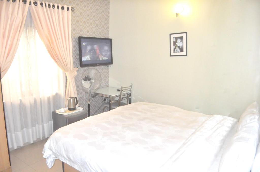 Postel nebo postele na pokoji v ubytování Triple Tee Hotel