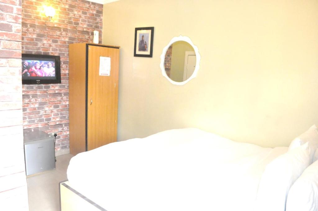 Postel nebo postele na pokoji v ubytování Triple Tee Hotel