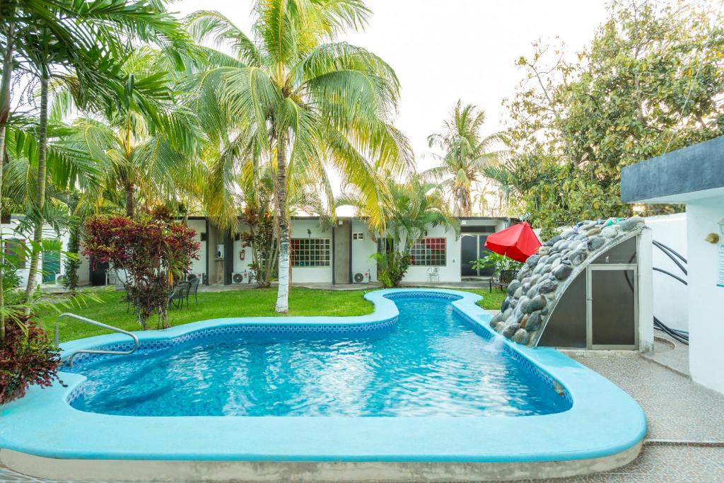 una piscina con un tobogán frente a una casa en OYO Hotel Rio, en Subteniente López