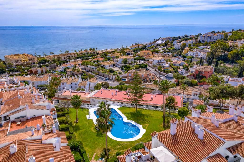 una vista aérea de un complejo con piscina y el océano en Apartamentos Torrenueva Park en La Cala de Mijas