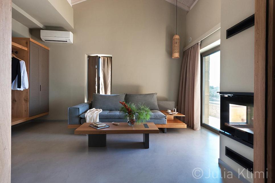 Diapori Suites Hotel - 8