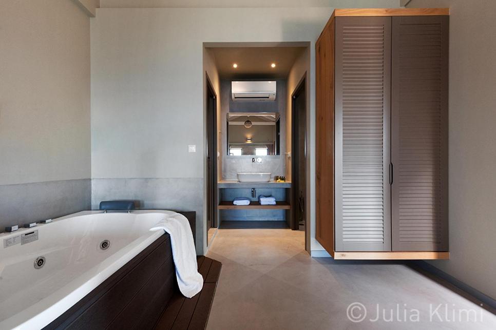 Diapori Suites Hotel - 9