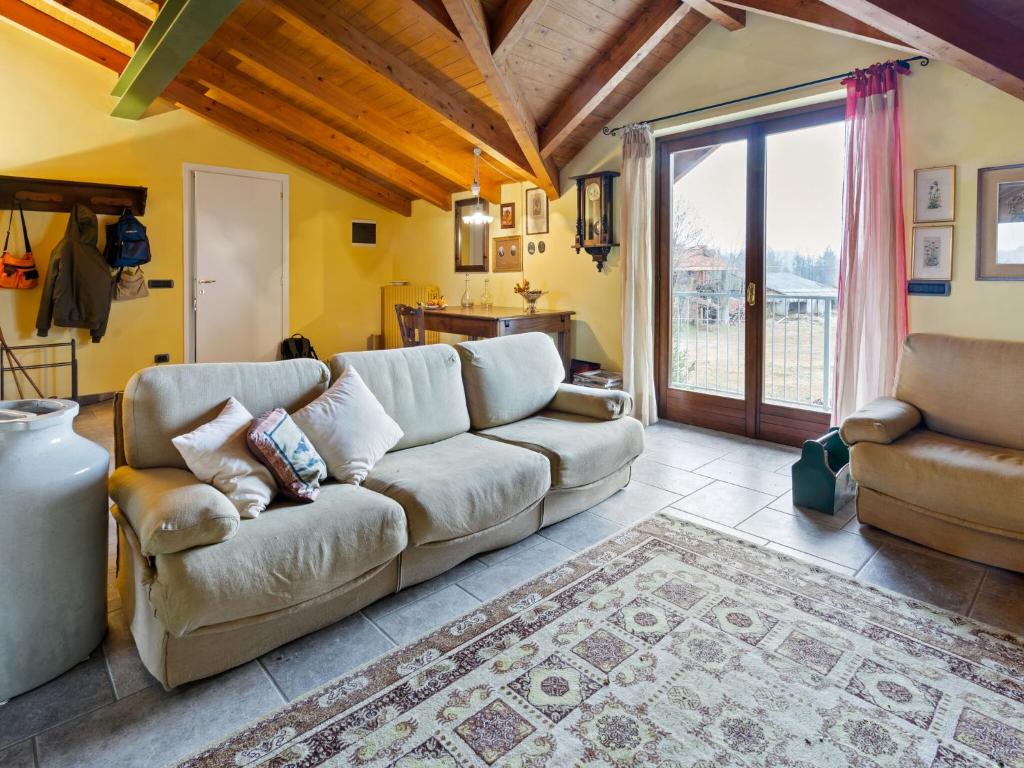 un soggiorno con divano e tavolo di Belvilla by OYO Secluded Apartment with Balcony a Romagnano Sesia