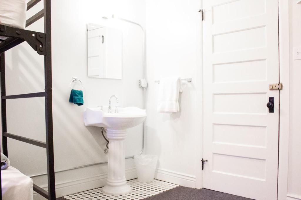 11th Avenue Hostel photo