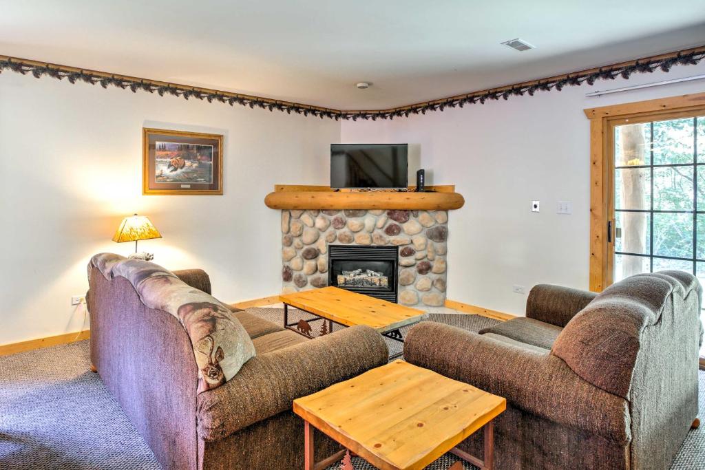 sala de estar con 2 sofás y chimenea en Cozy Townhome By Starved Rock State Park, en Utica