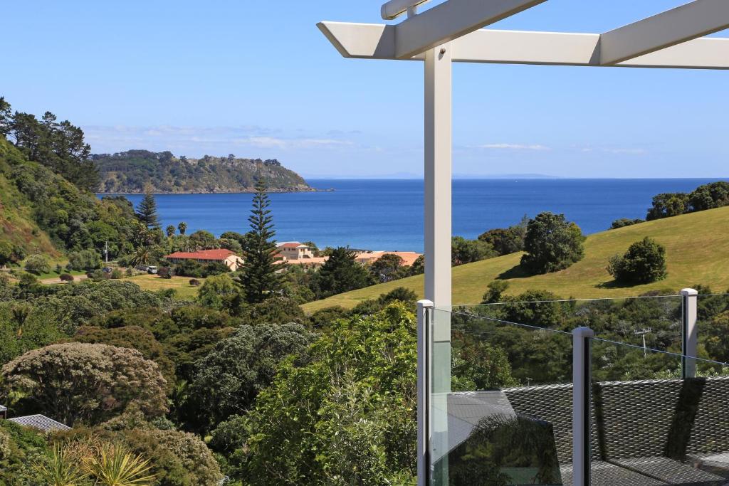 vistas al océano desde el balcón de una casa en Vista Twenty One, en Onetangi