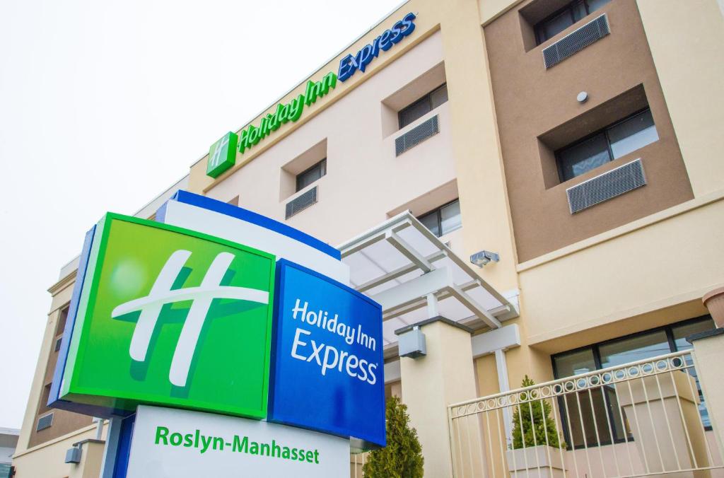 un edificio con una señal delante de él en Holiday Inn Express Roslyn, an IHG Hotel, en Roslyn