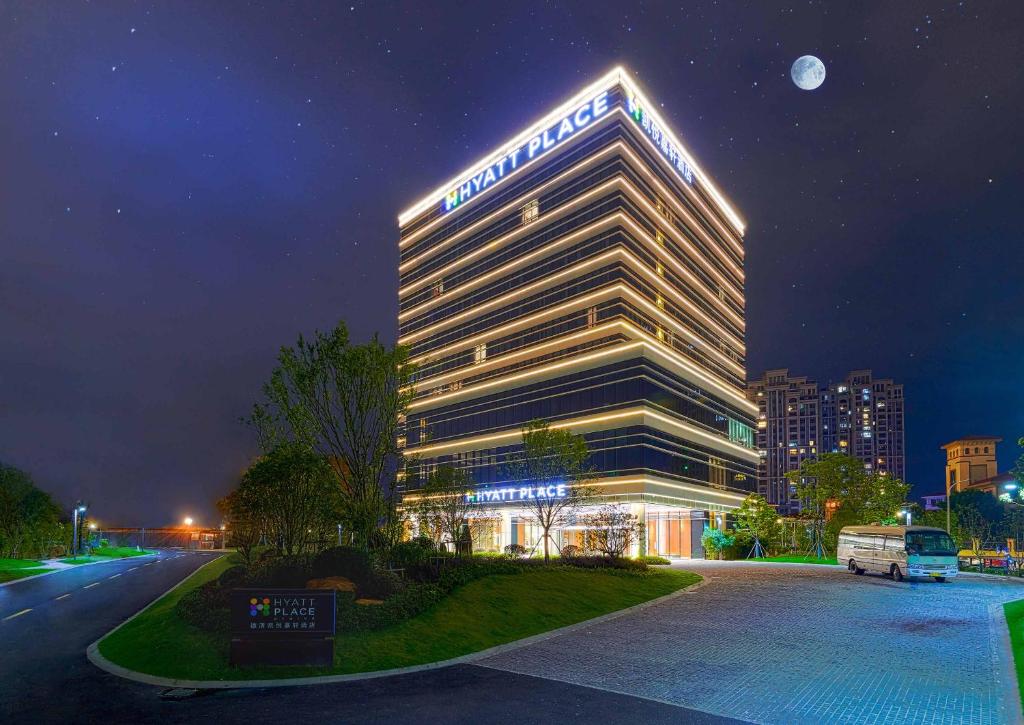 een verlicht gebouw met een hotelbord erop bij Hyatt Place Deqing in Deqing