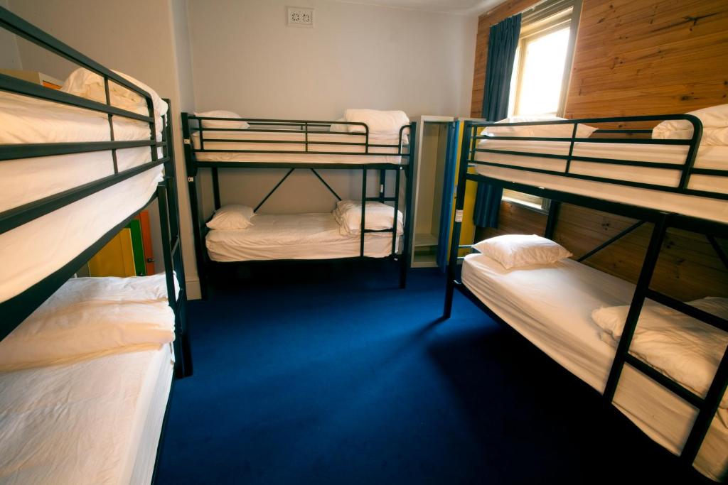 Postel nebo postele na pokoji v ubytování Backpackers Imperial Hotel