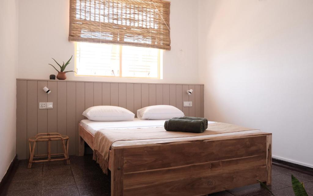 Postel nebo postele na pokoji v ubytování Basecamp Yoga Beach House