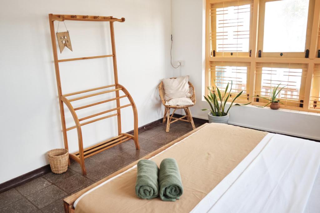 Postel nebo postele na pokoji v ubytování Basecamp Yoga Beach House