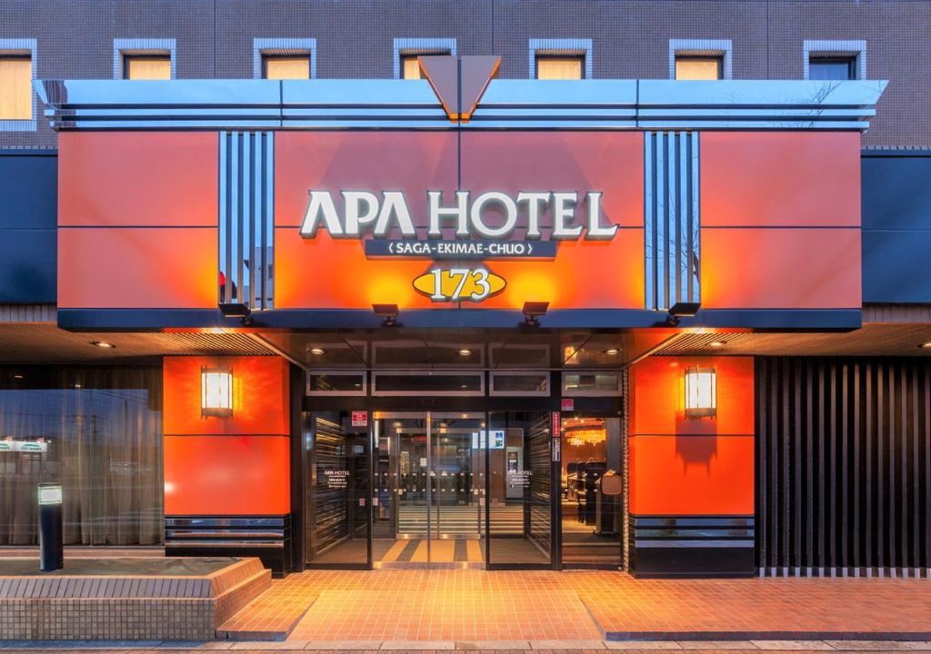 APA Hotel Saga Ekimae Chuo في ساغا: مبنى عليه علامة فندق ارما