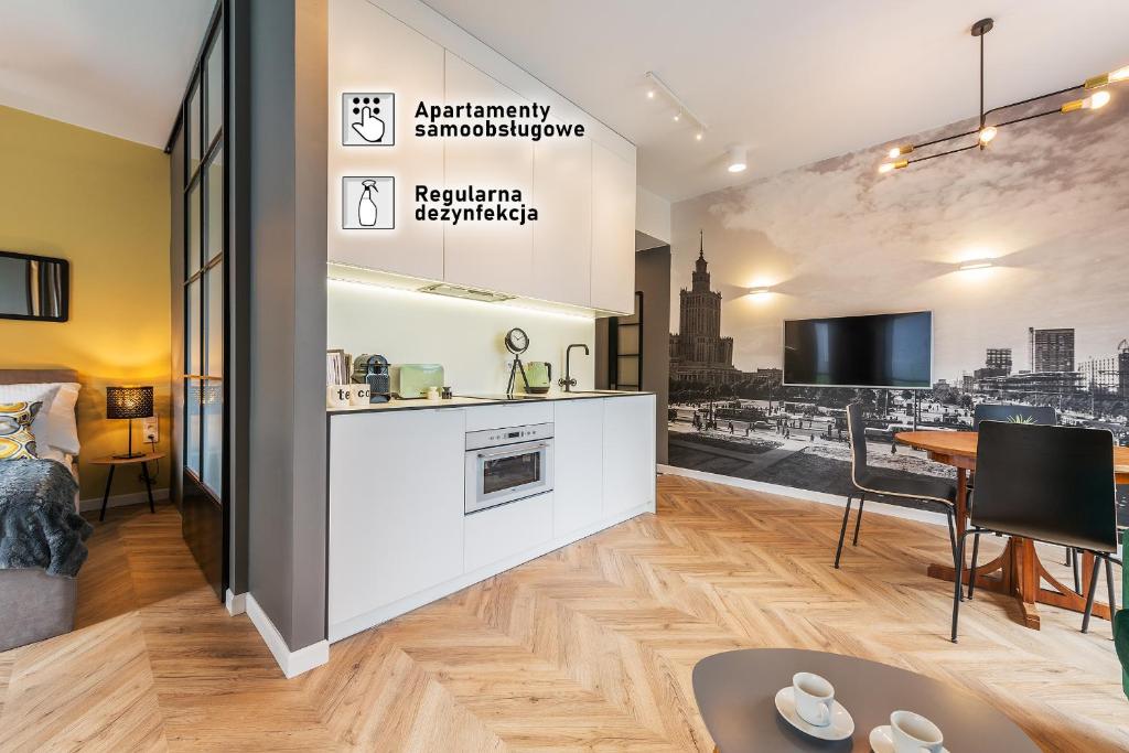 ワルシャワにあるnoclegi4u Warsaw Wola Apartmentsのリビングルーム(暖炉、テレビ付)